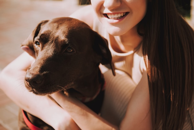 Sorriso de mulher com seu cachorro no passeio marítimo da cidade