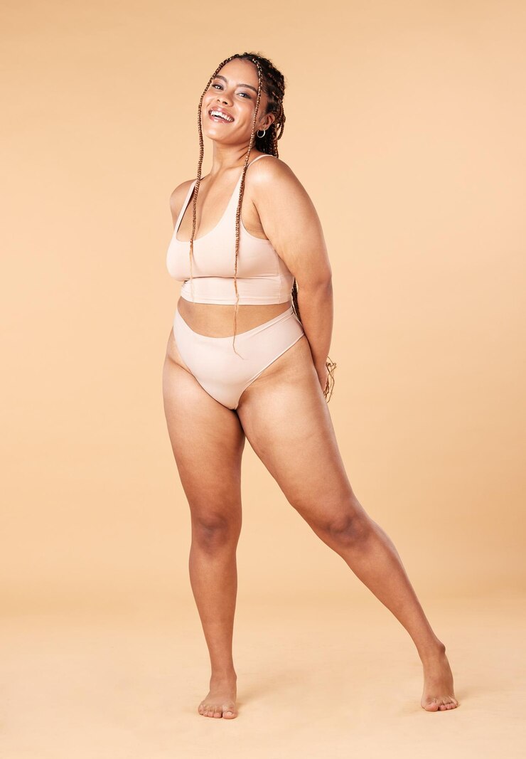 Foto sorriso de mulher em retrato com positividade de cueca e corpo e beleza fitness e pele isolada no fundo do estúdio bem-estar de saúde e feliz com nutrição celulite e maquete de dermatologia