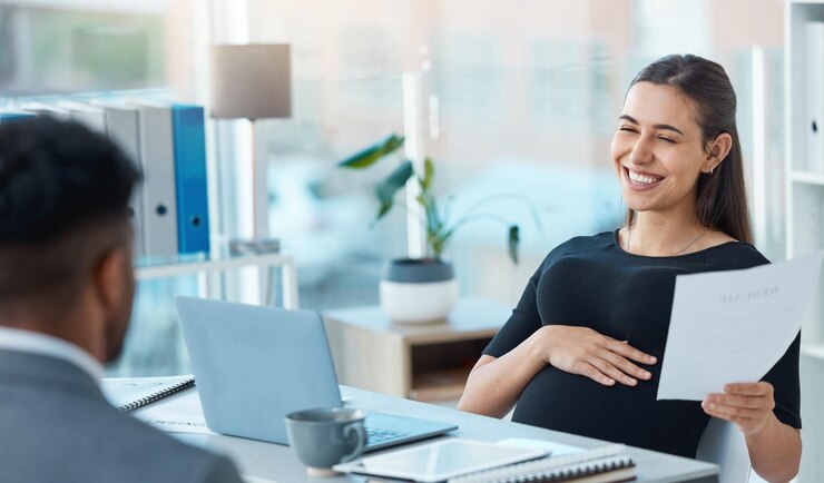 Foto sorriso de mulher grávida e escritório com entrevista de discussão e ação afirmativa para novo emprego revisão de currículo de web designer e processo de recrutamento para contratação de estagiários