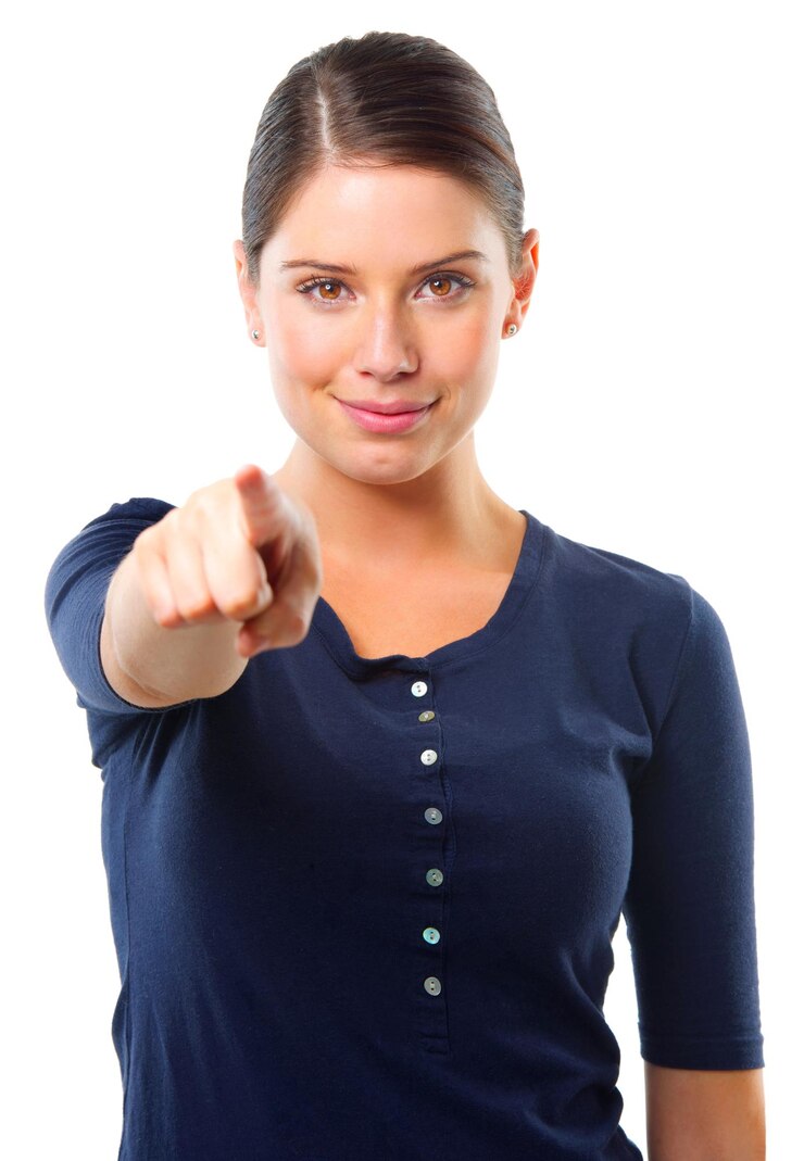 Foto sorriso de mulher ou retrato com a mão apontando para você no estúdio para a escolha do vencedor ou convite em fundo branco oferta de rosto e modelo feminino com voto de emoji ou sinal de olá para chamar ou atenção