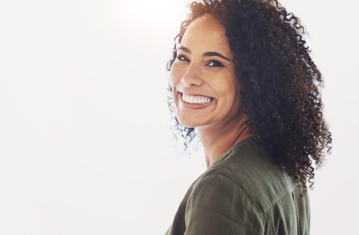 Foto sorriso de negócios e retrato de mulher em estúdio para ambição de carreira corporativa e confiança pessoa feliz e maquete com orgulho para administração profissional de empresa e trabalho em fundo branco