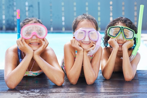 Foto sorriso de piscina e retrato de crianças com óculos de proteção para atividade de aula de natação ou passatempo divertido mergulho feliz e meninas com equipamentos para habilidade ou truques na água do quintal ao ar livre em casa