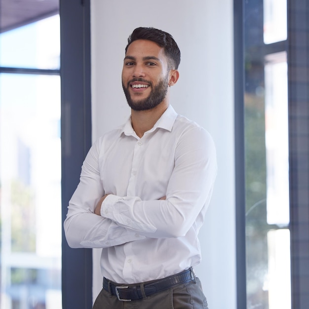 Foto sorriso de retrato de empresário confiante e braços cruzados com ambição de visão ou missão de sucesso no escritório homem feliz sorrindo na gestão de tarefas de objetos de negócios ou metas da empresa no trabalho