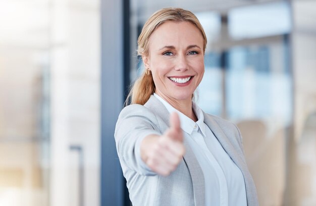 Sorriso de retrato de mulher de negócios e polegares para cima para obter sucesso ou bom trabalho no escritório CEO ou funcionário do sexo feminino feliz mostrando emoji de polegar sim assinar ou gostar de objetivos de vitória ou motivação