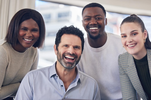 Foto sorriso de retrato e pessoas de negócios com colaboração de trabalho em equipe e reunião para projeto de brainstorming e crescimento da empresa enfrente a equipe e o grupo com felicidade formal e colegas de trabalho com diversidade