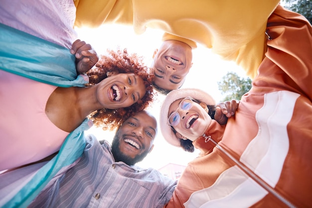 Sorriso de retrato e um grupo de amigos reunidos ao ar livre para criar laços de liberdade ou diversão por baixo Diversidade de viagens ou explosões de verão com homens e mulheres felizes rindo lá fora nas férias