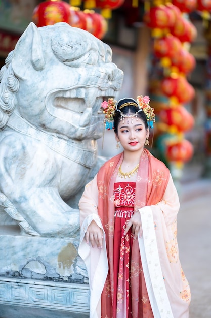 Sorriso de retrato Menina asiática bonitinha vestindo decoração de trajes chineses para o festival do ano novo chinês celebra a cultura da china no santuário chinês Lugares públicos na Tailândia