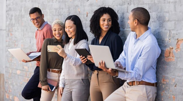 Foto sorriso de trabalho em equipe ou pessoas de recrutamento de inicialização para reunião de negócios de entrevista de emprego de agência digital ou equipe de contratação colaboração ou funcionário feliz para tecnologia de segurança cibernética e trabalho de seo de mídia social