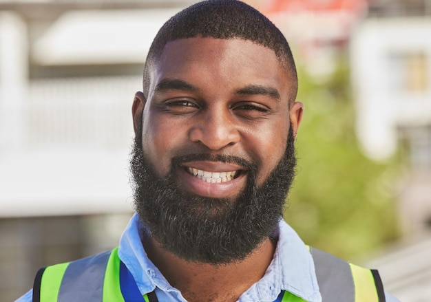 Sorriso do homem negro no retrato e manutenção do trabalhador da construção e engenharia e arquitetura ao ar livre, renovação e empreiteiro do homem africano com infraestrutura urbana e trabalhador braçal