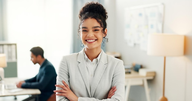 Foto sorriso e retrato de mulher de negócios com confiança e espaço de coworking em agência de consultoria criativa escritório feliz e profissional feminina com os braços cruzados trabalhadora e empreendedora no local de trabalho