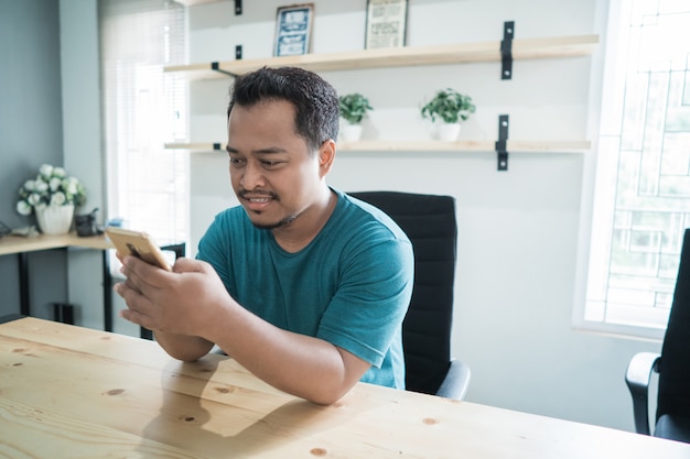 sorriso empresário ouvir uma boa notícia com smartphone