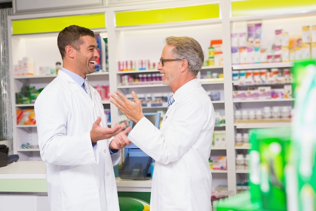 Sorriso equipe de farmacêutico falando juntos