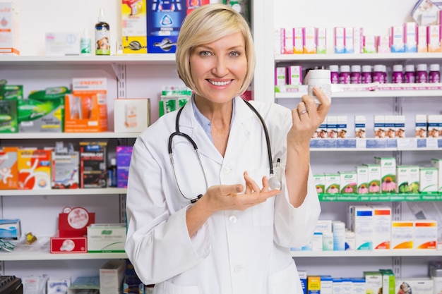 Sorriso, farmacêutico, mostrando, medicação, câmera