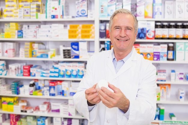 Sorriso, farmacêutico, segurando, caixa, pílulas