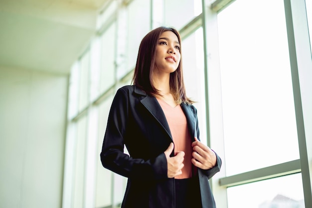 Foto sorriso feliz de jovens empresárias que alcançaram sucesso trabalhando em negócios pessoais, sentindo-se bem, esperando e progredindo no trabalho e nos negócios