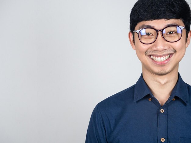 Sorriso feliz do empresário asiático de retrato positivo isolado