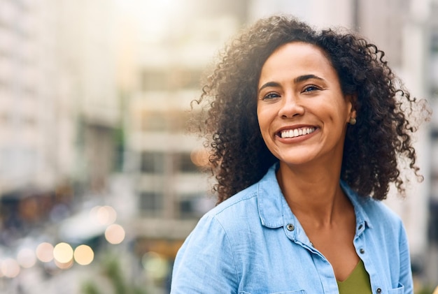 Foto sorriso feliz e retrato de mulher na cidade com liberdade de felicidade e confiança na cidade urbana rosto de viagem e mulher confiante e africana no feriado de fim de semana e relaxe na áfrica do sul