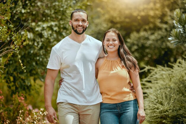 Sorriso feliz e retrato de um casal em um jardim em um encontro de verão juntos no México Felicidade amor e jovem homem e mulher em pé em um parque verde ao ar livre em uma divertida aventura ou feriado