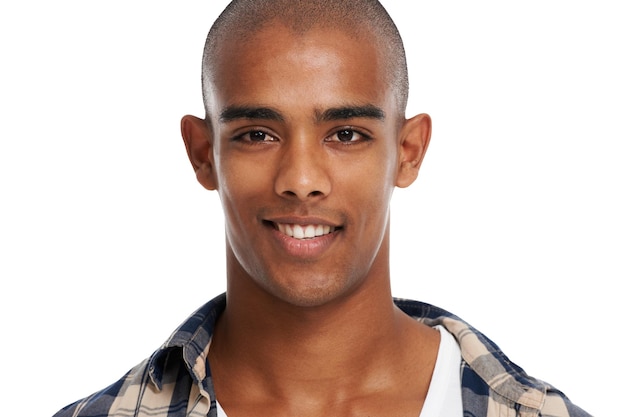 Sorriso feliz e retrato de um homem em um estúdio com um rosto cosmético e bem-estar de saúde Jovem bonito e modelo masculino do Brasil com tratamento de pele de autocuidado isolado por um fundo branco