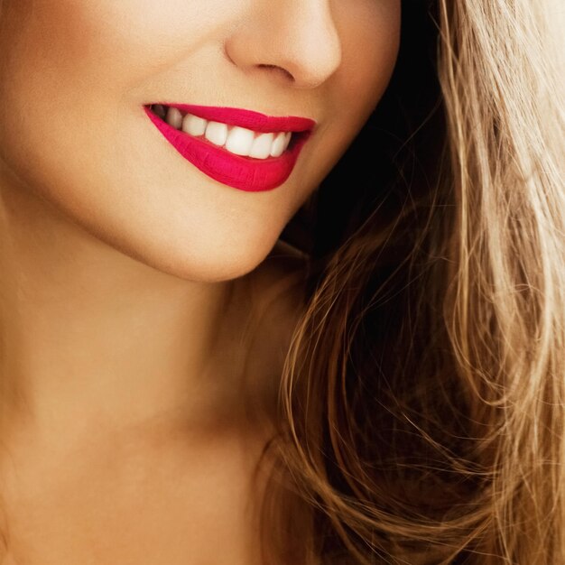 Foto sorriso feminino saudável com dentes brancos naturais perfeitos rosto de beleza closeup de jovem sorridente maquiagem de batom brilhante e pele limpa para marca odontológica e de saúde