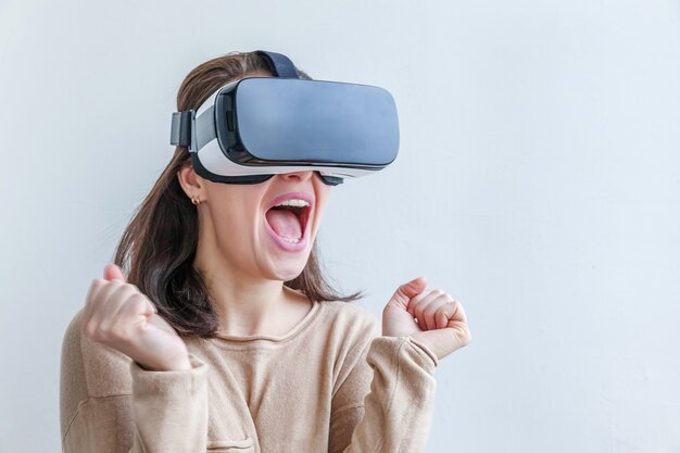 Sorriso jovem usando fone de ouvido de capacete de óculos de realidade virtual vr em fundo branco.