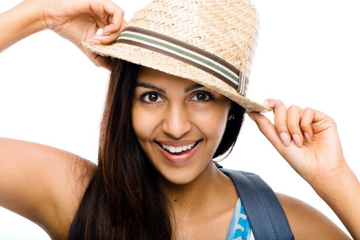 Foto sorriso moda e mulher com chapéu em estúdio com casual moda e roupa de verão retrato feliz e pessoa feminina com estilo legal para roupas e acessórios de cabeça isolados por fundo branco