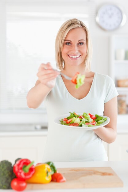 Sorriso mulher oferecendo salada