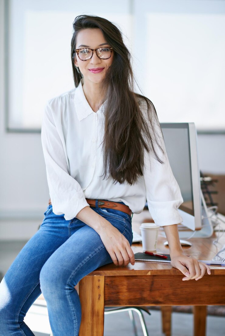 Foto sorriso no espaço de trabalho e mulher asiática em retrato para projeto de startup de negócios e carreira profissional empregada de agência criativa ou designer gráfica em ruptura com confiança, orgulho e positividade