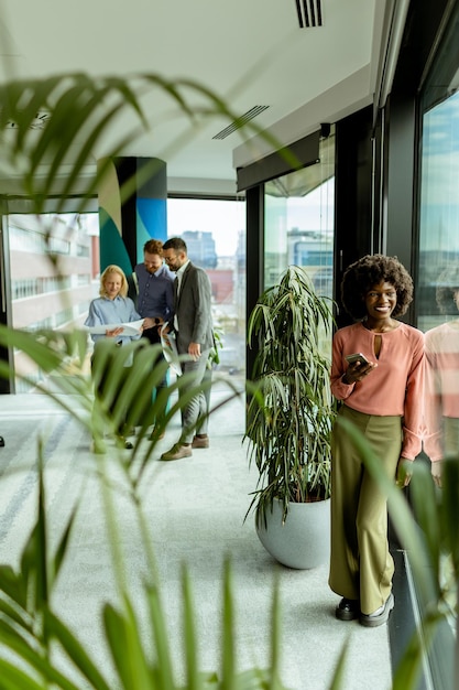 Foto sorriso radiante e networking casual num ambiente de escritório moderno ao meio-dia