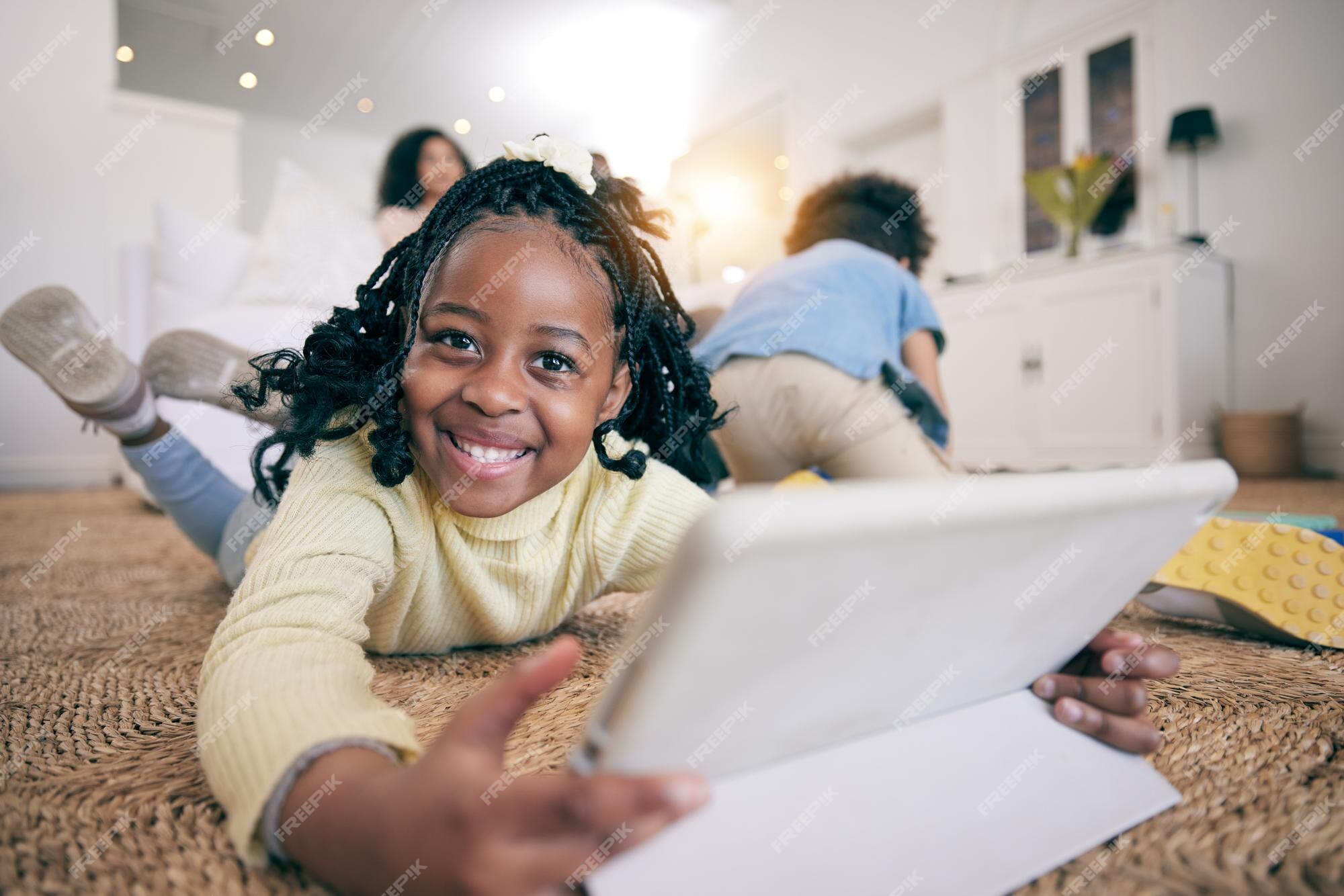 Sorriso relaxado e retrato de menina negra e tablet no chão da