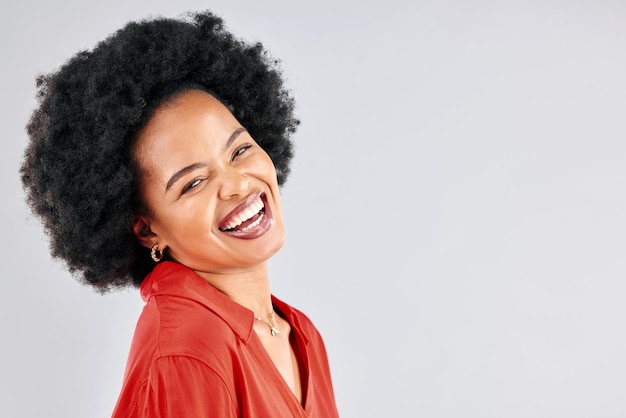 Foto sorriso sorridente e retrato de empresária em estúdio com sucesso, confiança e liderança feliz animado e jovem designer africana com mentalidade positiva por fundo cinza com maquete