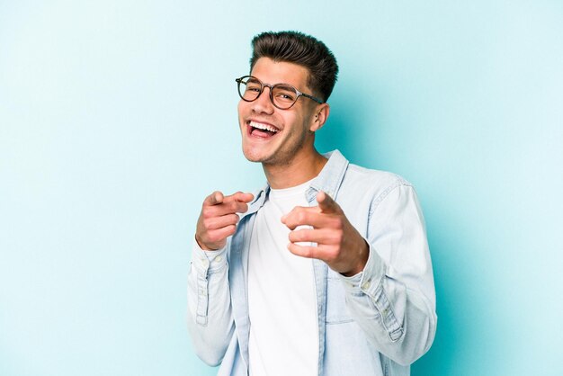 Sorrisos alegres apontando para a frente