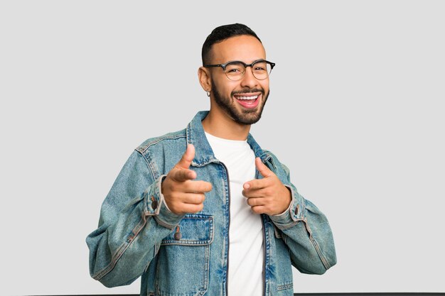 Foto sorrisos alegres apontando para a frente