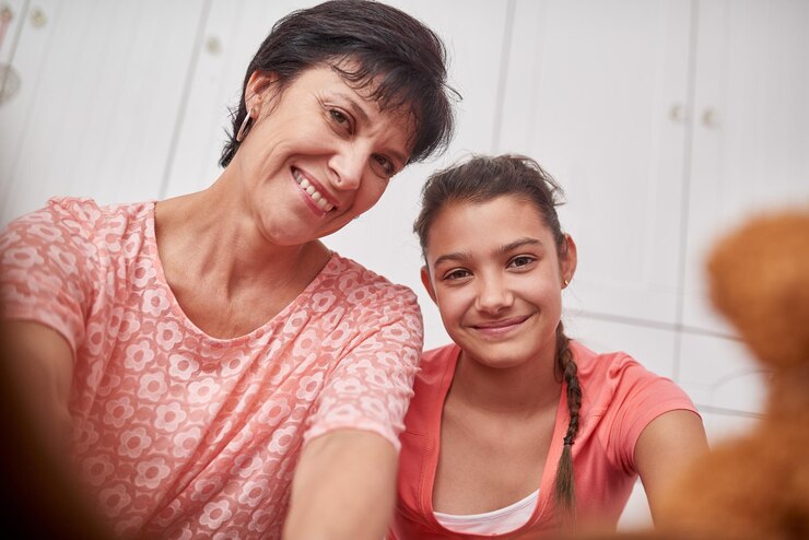 Foto sorrisos ao redor retrato de uma mãe feliz e sua filha