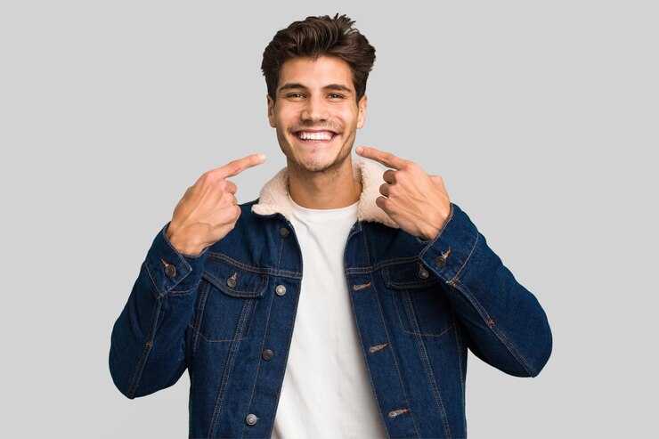Foto sorrisos apontando os dedos para a boca