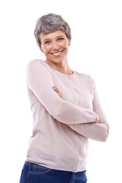 Sorrisos braços cruzados e retrato de mulher idosa em estúdio com felicidade, confiança e alegria em fundo branco Moda de aposentadoria e pessoa feminina idosa para estilo estético e roupas