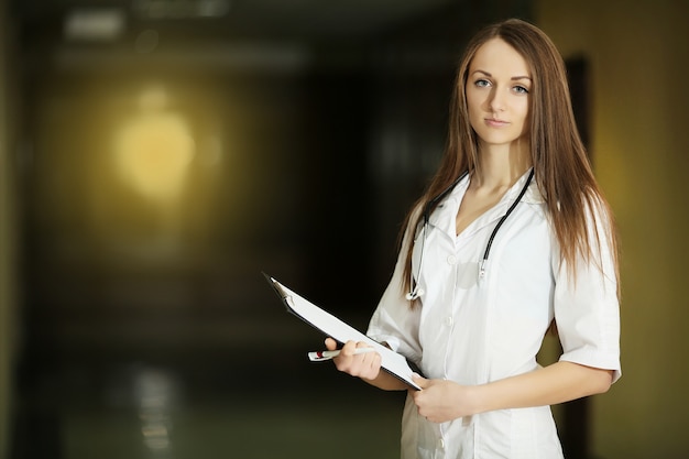 Sorrisos de médico feminino