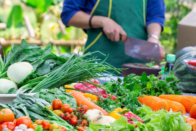 Sortido de frutas e legumes frescos maduros