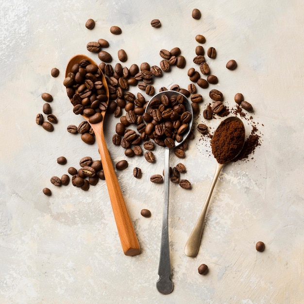 Foto sortido de grãos de café preto sobre fundo claro