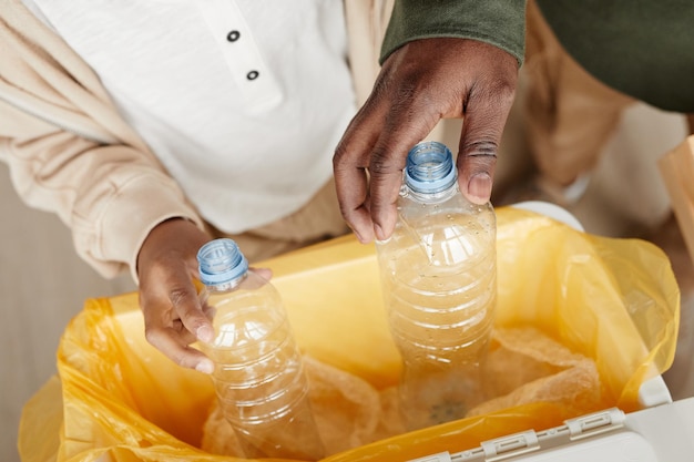 Sortieren von Abfällen für das Recycling aus nächster Nähe