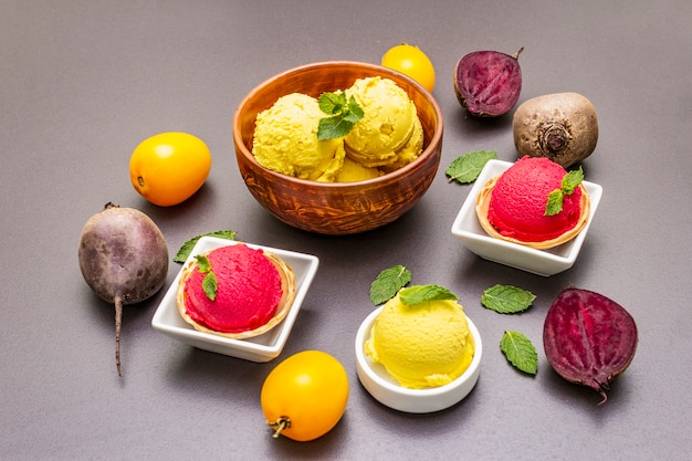 Sortiert aus Rüben- und Tomateneis, Sorbet, Gelato