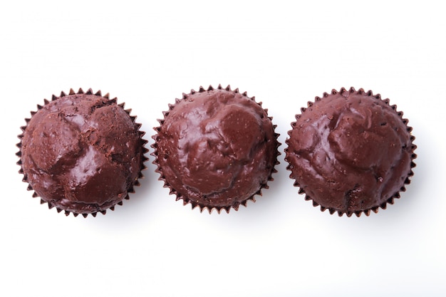 Sortiert mit köstlichen selbst gemachten kleinen Kuchen mit den Rosinen und Schokolade lokalisiert auf weißem Hintergrund. Muffins. Ansicht von oben. Kopieren Sie Platz.