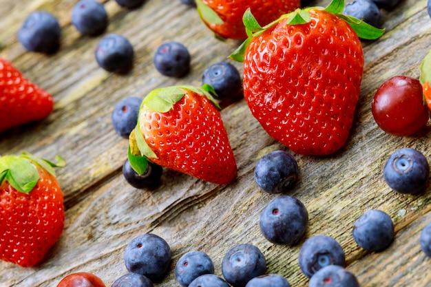 Sortierte Beeren, Blaubeeren, Brombeeren, Erdbeeren, Himbeeren, organische gesunde sortierte saftige Frucht