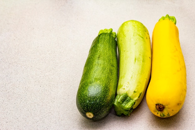 Sortierte bunte Zucchini