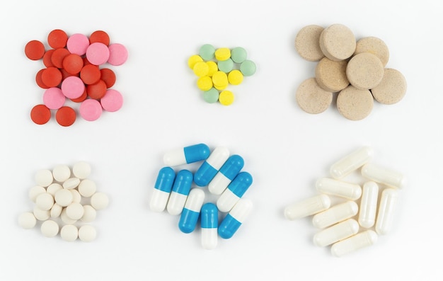 Sortierte Haufen pharmazeutischer Medizinpillen, Tabletten und Kapseln Draufsicht