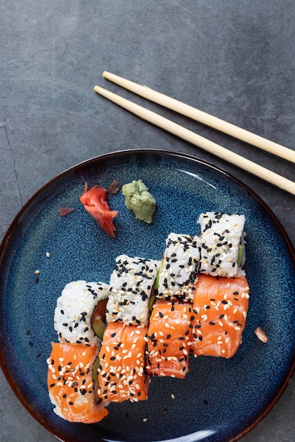 Sortierte traditionelle Rollen der japanischen KücheVertikale Ansicht