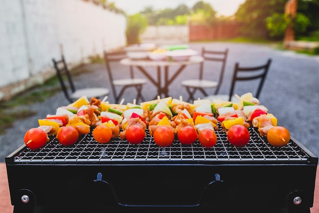 Sortierter köstlicher Grill mit Fleisch und Gemüse auf dem Ofen