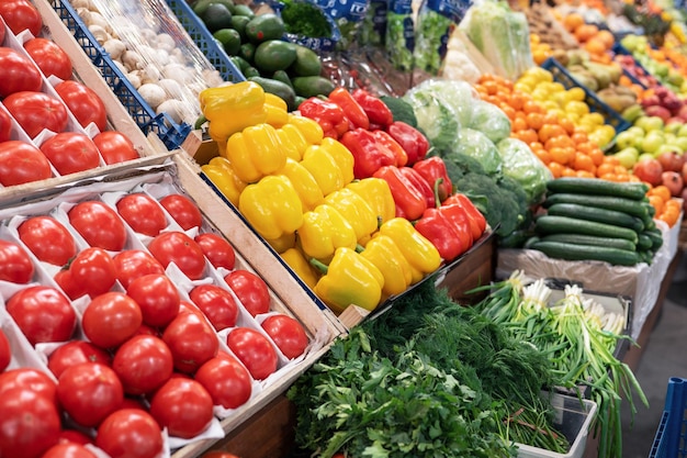 Sortiment an frischem Gemüse auf dem Markt