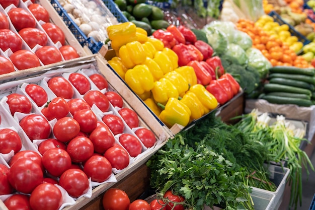 Sortiment an frischem Gemüse auf dem Markt