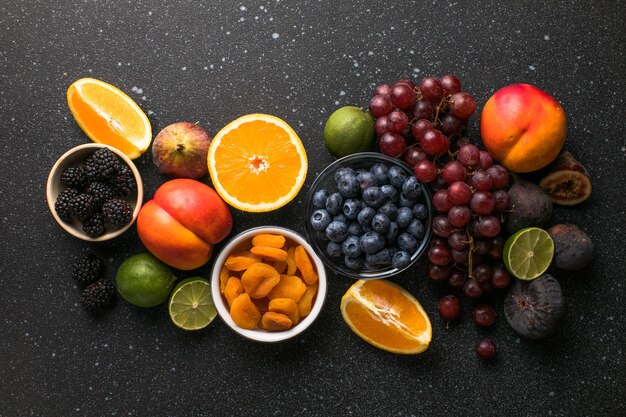 Foto sortiment frischer exotischer früchte und beeren auf einem betonierten tisch